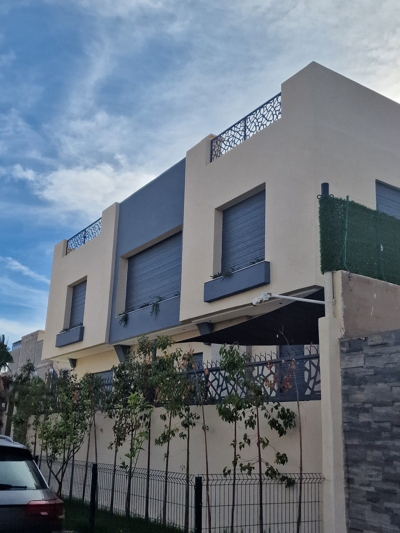 Villa très bien finie construite avec des matériaux de très gaut de gamme. 564m² habitable sur 400m² de terrain.