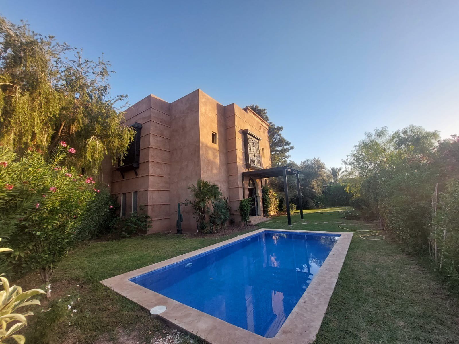 Villa style riad contemporain, à vendre de 3 chambres avec une piscine privée dans une résidence fermée située entre le golf Amlekis et l'école américaine, front golf.