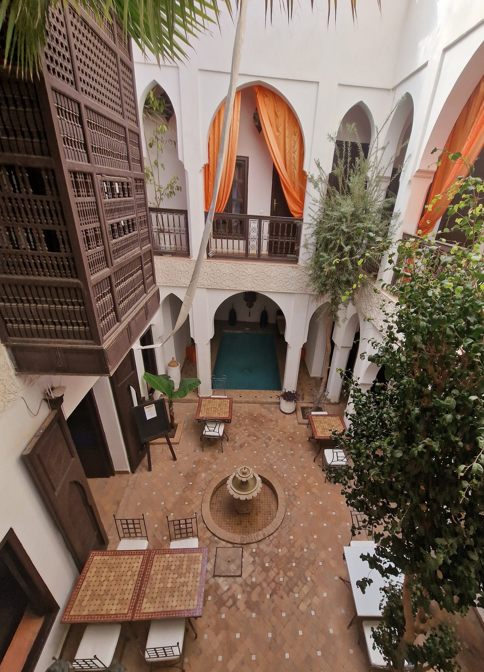 MAISON D’HÔTES AVEC EXCELLENTE RENTABILITE À VENDRE: UN RIAD DE 2 SUITES, 6 CHAMBRES, UNE PISCINE ET GRANDE TERRASSE;